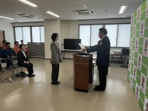 火災を早期に発見し、迅速に通報してくださった方へ感謝状を贈呈している画像。