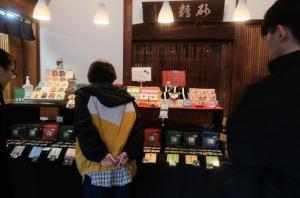 フィールドワークの様子（砂糖傳増尾商店）