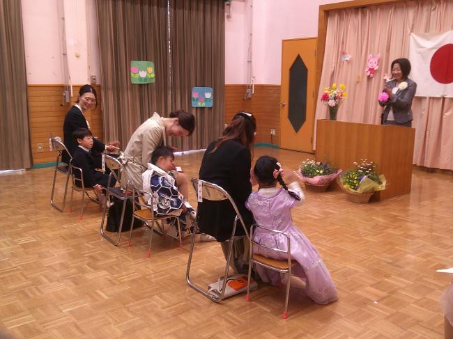 3歳児　お話を聞く様子