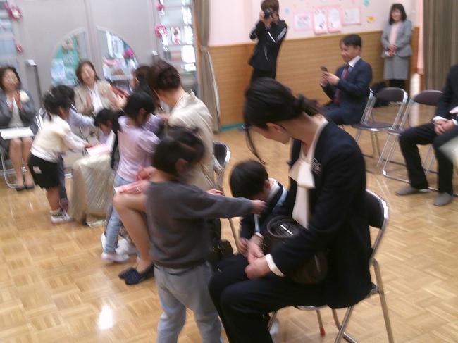 5歳児からメダルをもらう様子