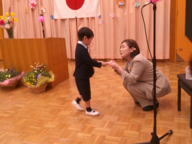 3歳児　新しいお帳面を受け取る