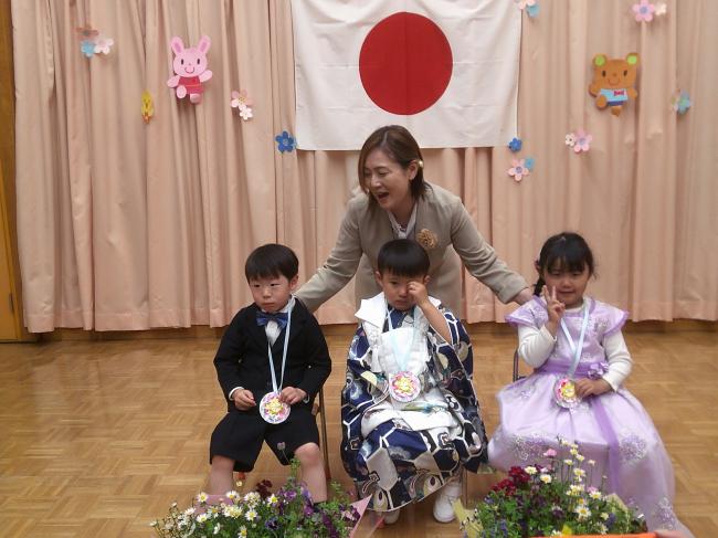 3歳児と担任　記念写真