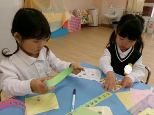 友達とシールを貼っているよ