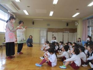 わらべうたで、お話が始まります