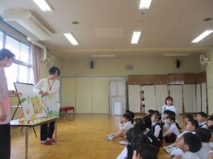 大型絵本を読んでもらっています。