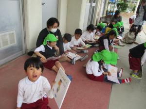選んだ絵本をテラスで読んでいます。