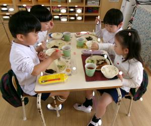 給食たべるよ
