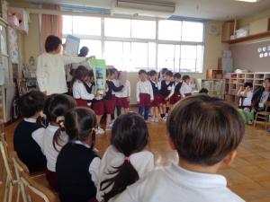 遊具の使い方を説明しています