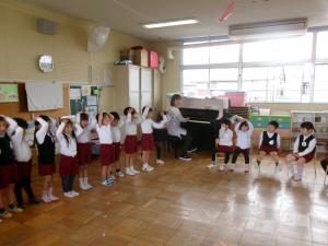 手遊びを一緒にしています