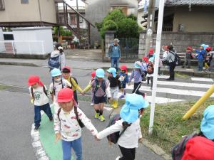 １組とばら組が横断歩道を渡っています