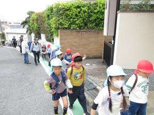 １組とばら組が手をつないで歩いています