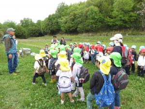 地域の方の話を聞いています