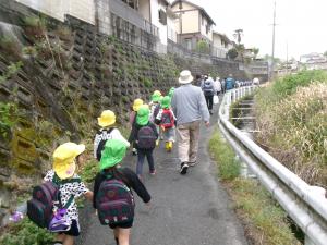 もう少しで田んぼにつくところです