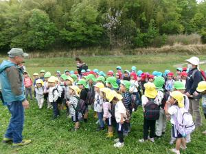 地域の方の話を聞いて、約束をしています