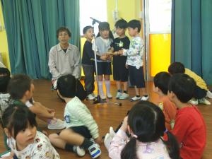 年長児が進行して「ようこその会」をしている