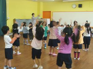 体操をする幼児