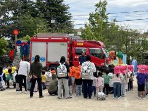消防車の説明を聞く子供たち