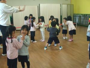 ペアになって触れ合い遊びをしている