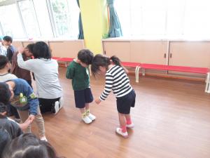 おでこをくっつけて「ひっつきもっつき」