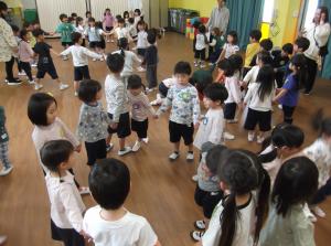 手をつないで遊ぶ