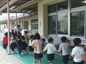 手をつないで歩く子どもたち