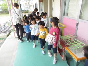 異年齢児で手をつないでいる