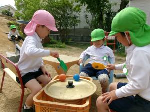 鍋蓋の上をボールが転がるよ