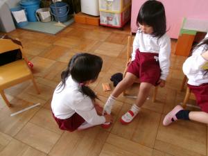 靴を履かせてくれています