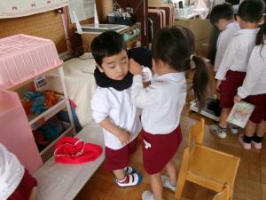 服を着ることを手伝っています