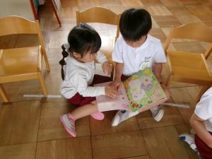 絵本を読んでくれています