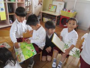 絵本を見ています