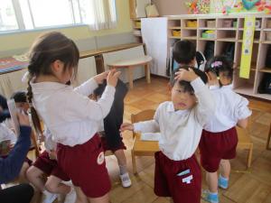 服をたたんであげています