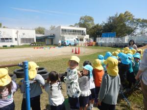 バスを見る様子