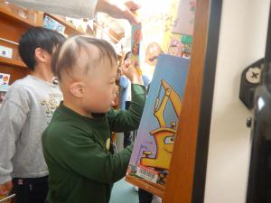 絵本を選ぶ様子
