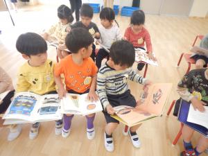 絵本を見る様子