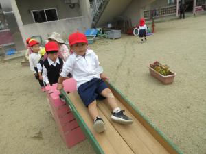 すべり台　いちご