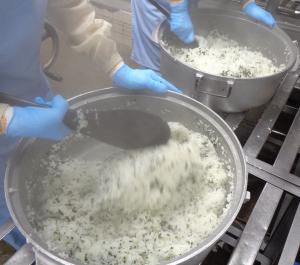 わかめご飯調理の様子