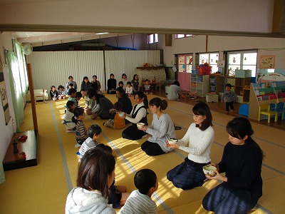 お茶を点てて運ぶ