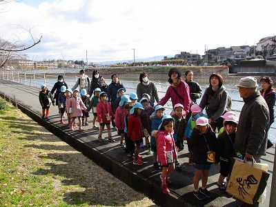 池のほとり