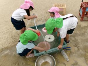水に触れて遊ぶ