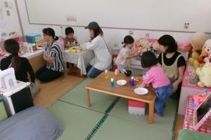 室内で親子が遊んでいる。