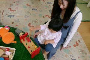 親子で遊んでいる様子