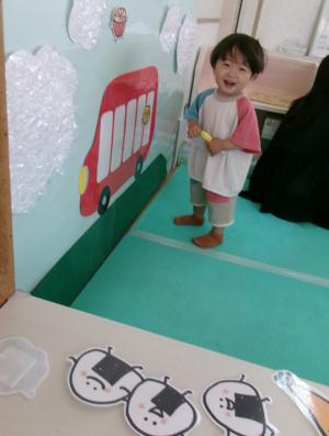 壁面で遊ぶ子ども