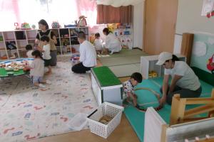 室内で親子が遊ぶ様子。