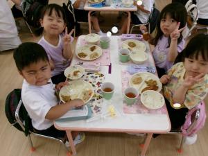 友達と一緒に食べています