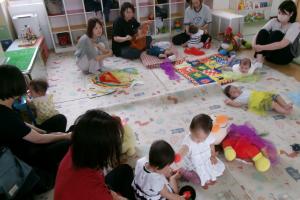0歳児の親子が室内で遊んでいる