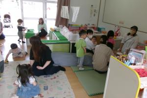 室内で親子が遊ぶ様子