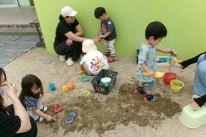 親子で砂遊びをしている
