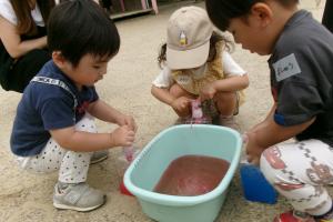 色水で遊ぶ子ども達