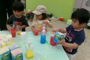 色水で遊ぶ子ども達